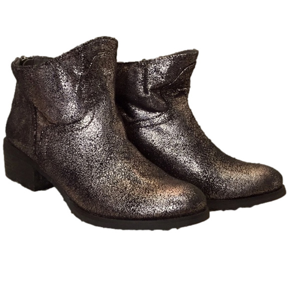 NOT Rated Women's Sagitta Faux Leather Crackled Metallic Block Heel Ankle Bootie - Picture 1 of 11
